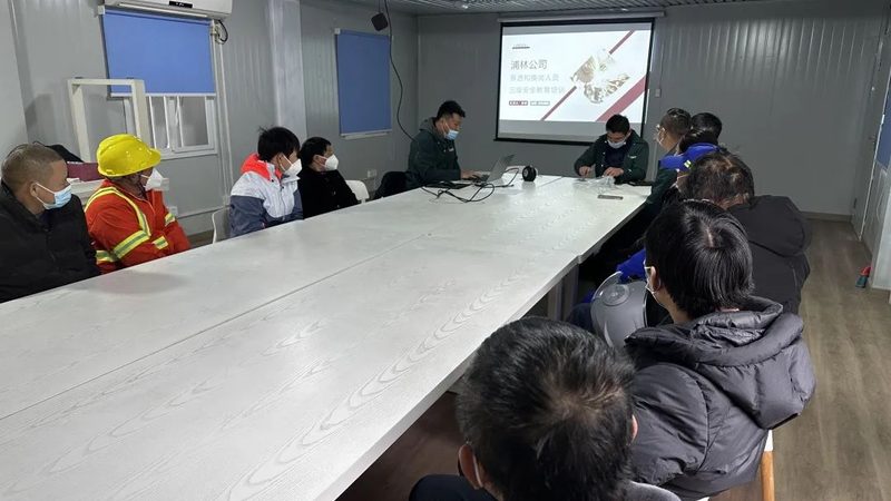 签订电工培训包就业合同时，首先要明确合同内容。合同应包括但不限于以下条款：