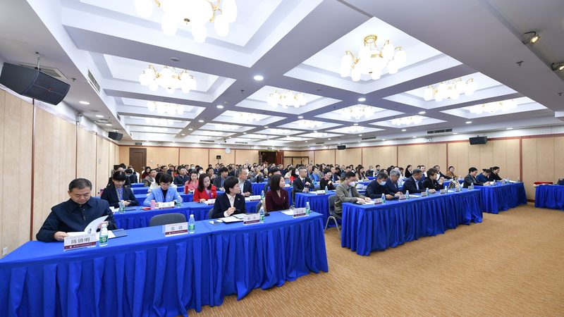 成人技能培训的收费标准通常由以下几个部分构成：